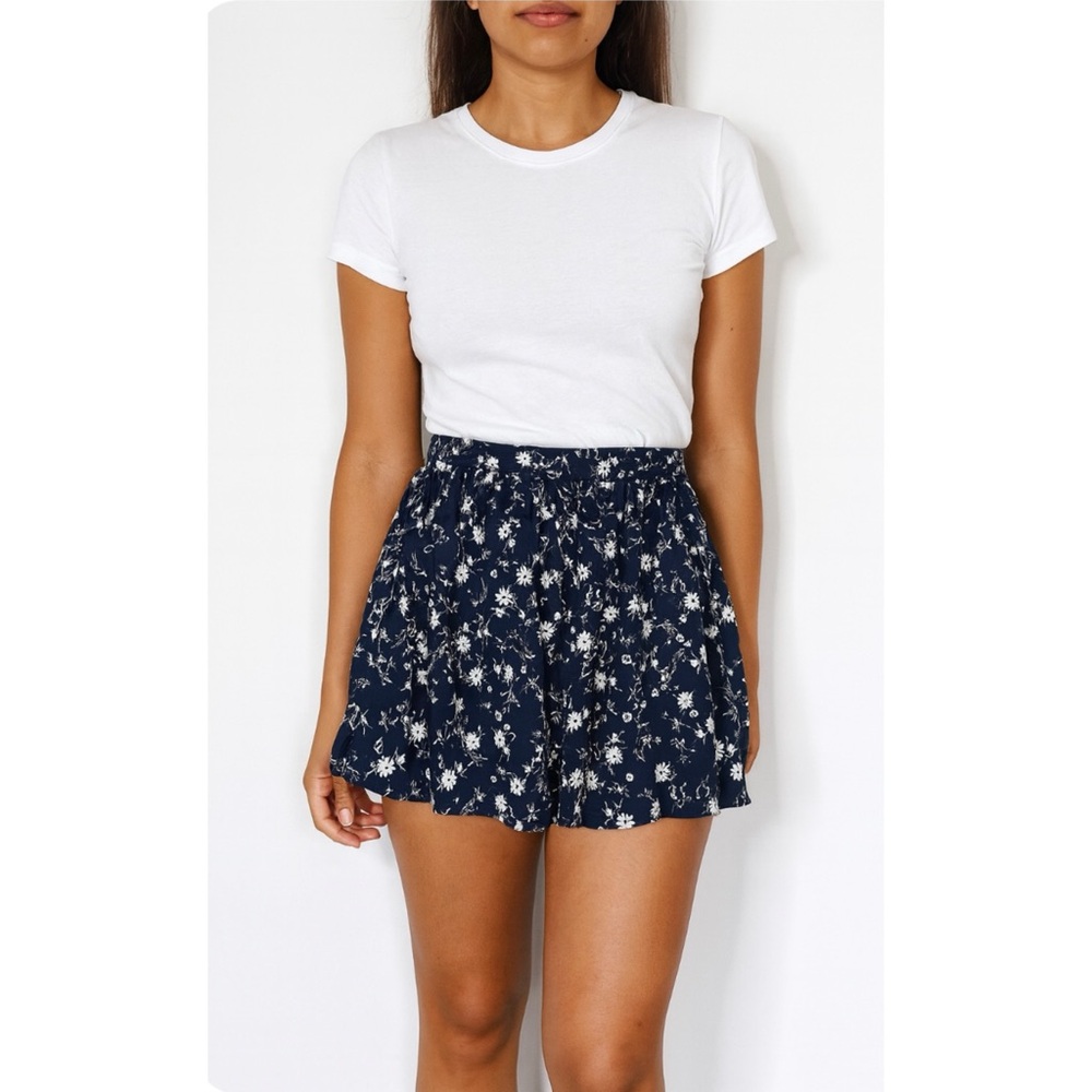 NWT ABOUND |‎ Navy Blue Devon Floral Print High Waist Shorts Sz. Medium